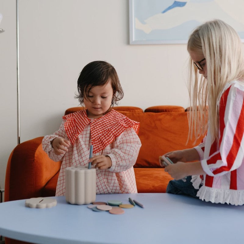 Cubo didático com moedas e tubos da Mushie "Solid Original"