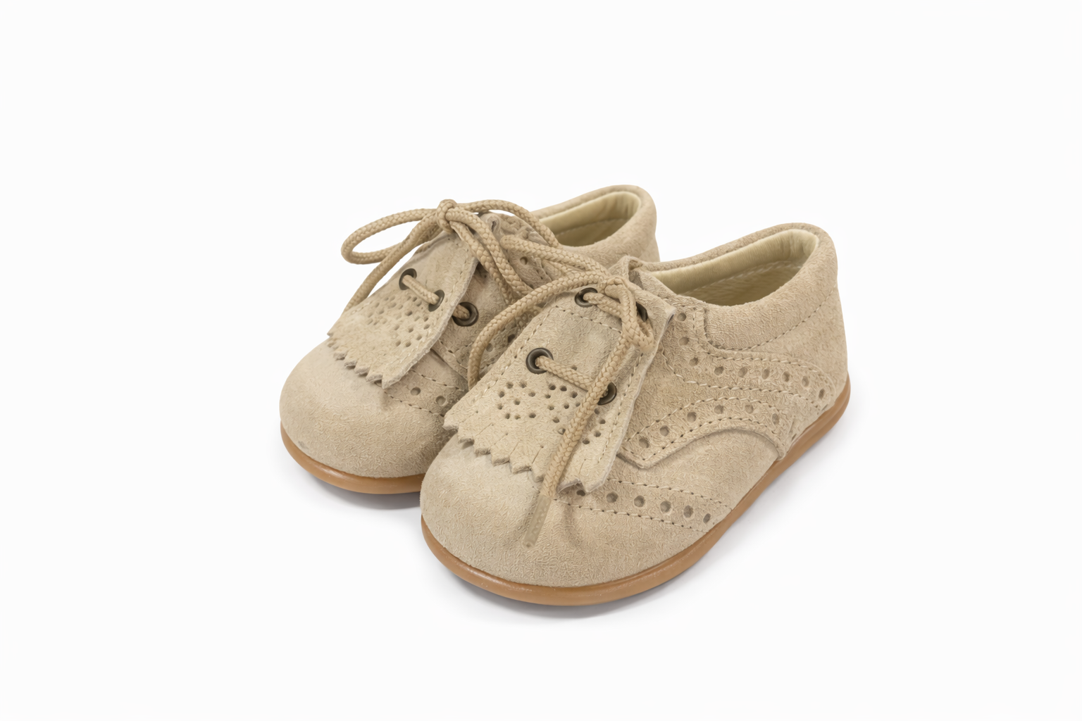 Sapatos bege estilo caneiras com franja da Mania do Pé