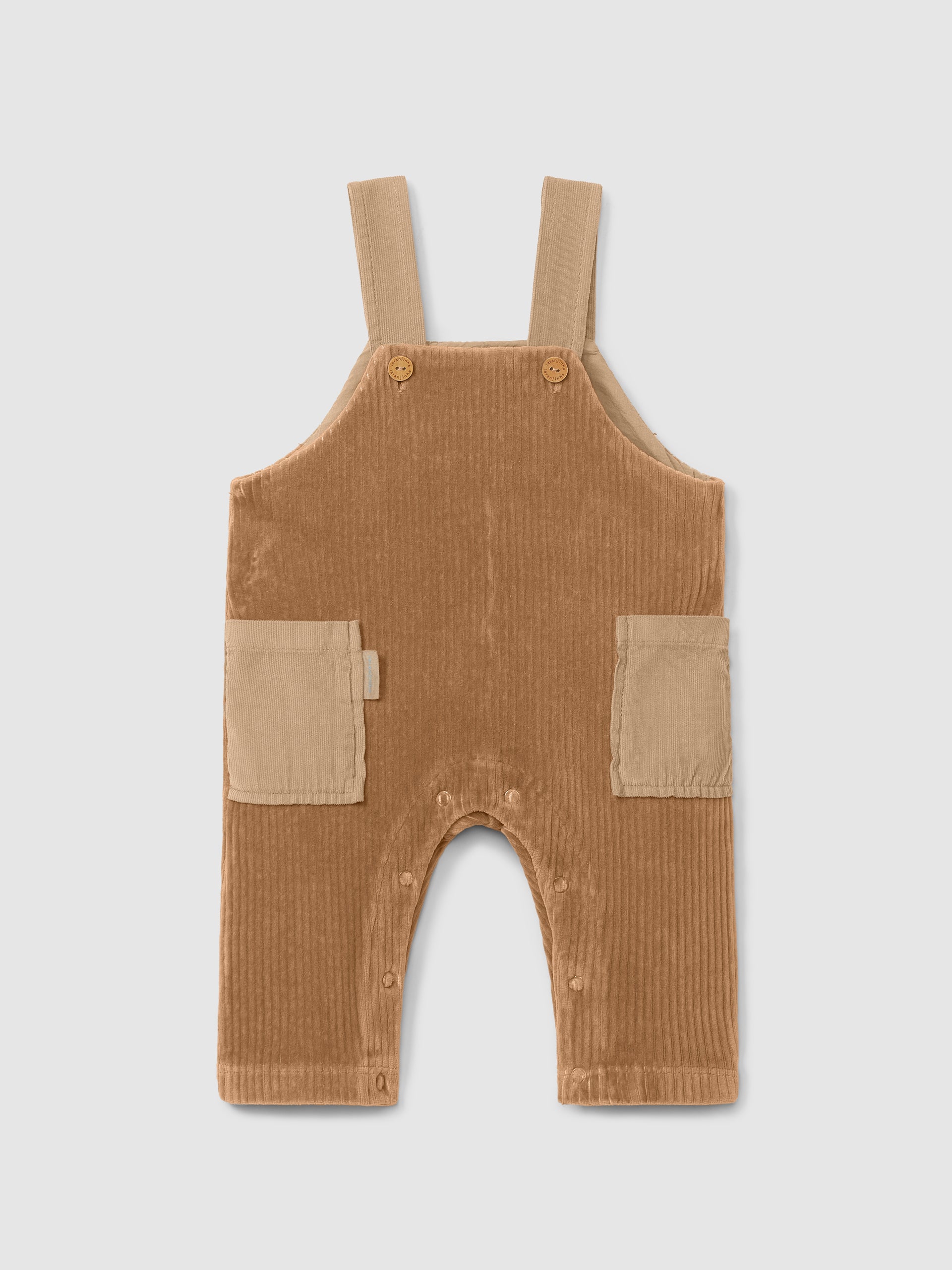 Jardineira bege com bolso da Laranjinha