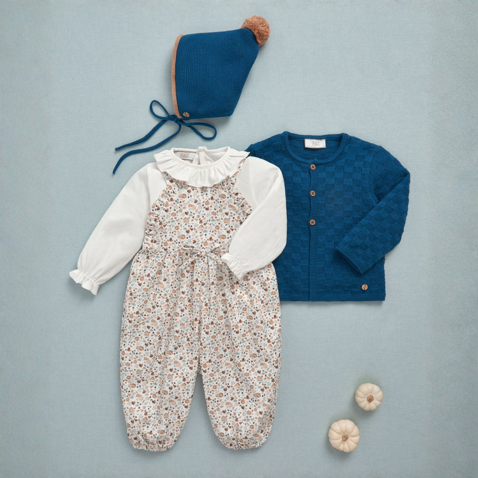Conjunto jardineira estampada e blusa da Paz Rodriguez "Meiga"