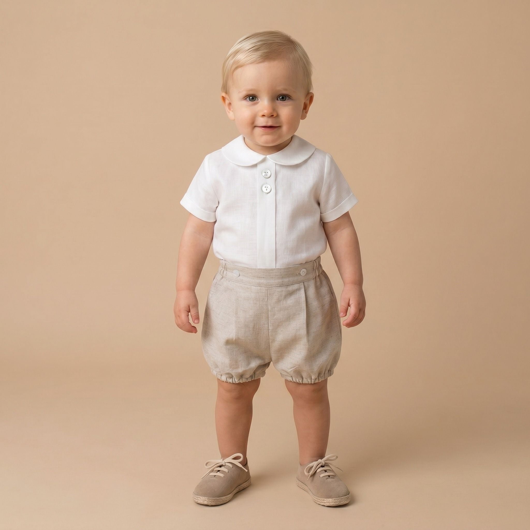 Conjunto blusa com botões e calção bege de linho "The Baby Concept"