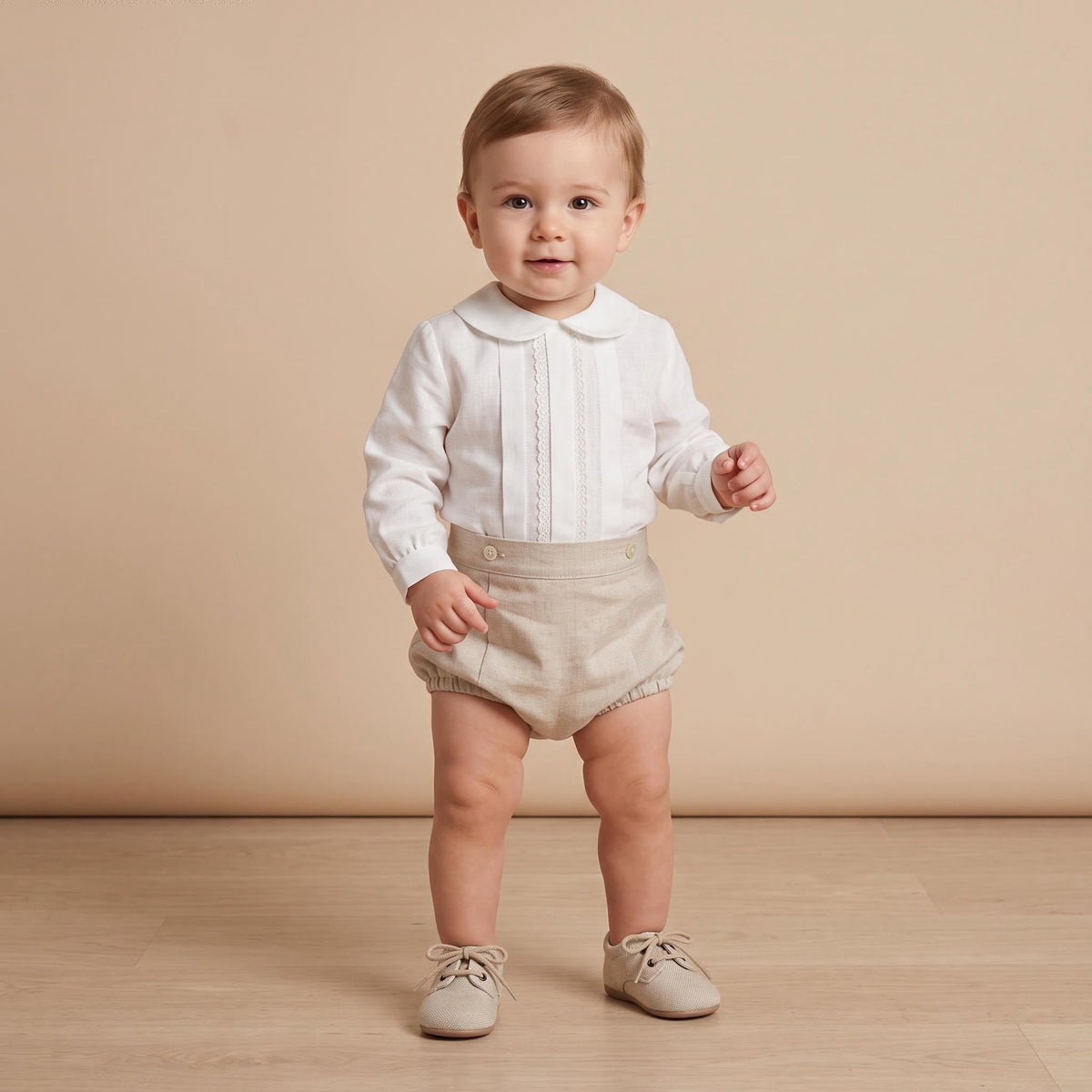 Conjunto blusa manga comprida com renda e calção bege "The Baby Concept"