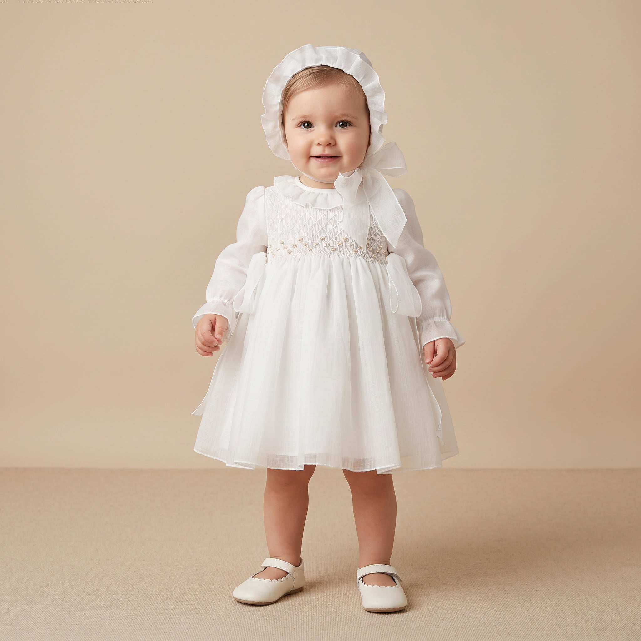 Vestido com tapa fralda e touca com detalhe bege de cerimónia da Niseret